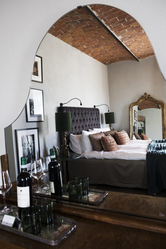 Bedding, wine and glasses